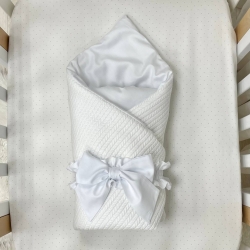 Paturica bebe din satin si material tricotat cu pilota si fundita, alb